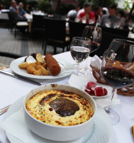 Gratinoitu lammasmuhennos à la Klub Književnika Belgrad