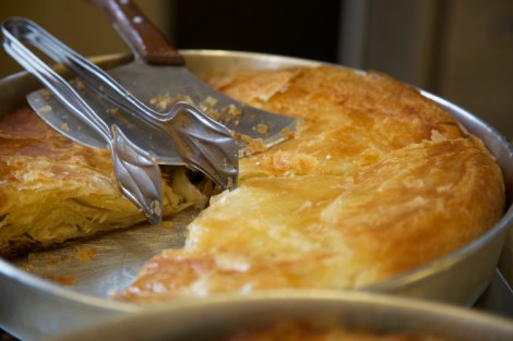 Burek-piirakka on täyteläinen välipala.