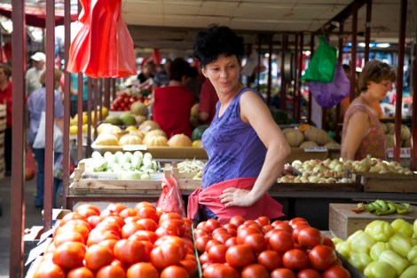 Tomaatit ja viehkeä myyjätär.