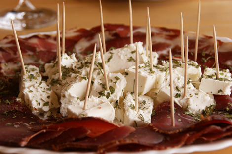 Juustoa ja kuivattua kinkkua alkuruuaksi.