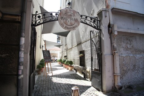 Bašta Martaan sijaitsee Belgradin keskustassa osoitteessa Dositejeva 26.