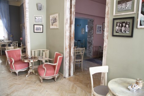 Kahvilan sisustuksessa on vanhaa ja valoissa henkeä.