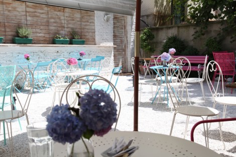 Bašta Martaanissa on rauhallinen sisäpiha ja hehkeät värit.