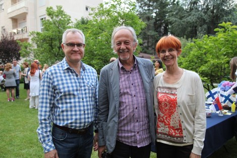 Suurlähettiläs Pekka Orpana (vas), Serbia-Suomi -seuran puheenjohtaja Miroslav Cvetković ja Paula Kuru-Orpana residenssin pihalla.