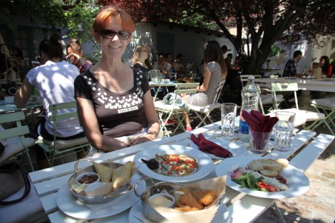 Maistelemme Paulan kanssa Smokvicassa kevyitä paloja pieneen nälkään.