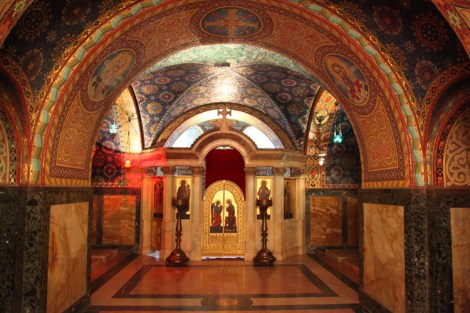 Pieni alttari kryptassa.