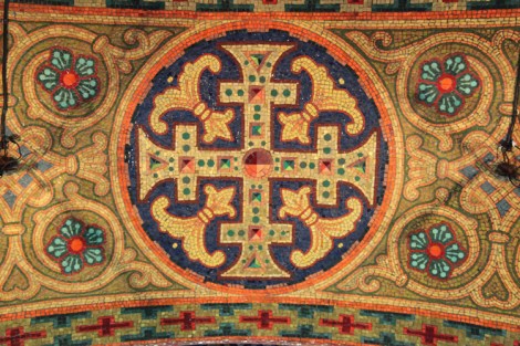 Kauniita ykistyiskohtia on kirkossa kaikkialla.