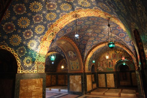 Kulta kimmeltää kuninkaallisten kryptassa.