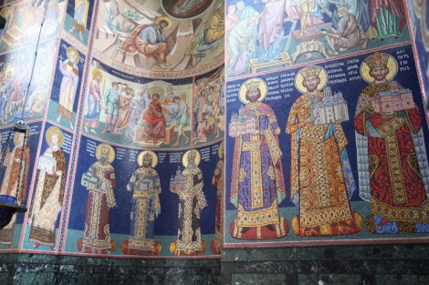 Serbian kuninkaat ja heidän perustamansa luostarit on ikuistettu kirkon seinille.