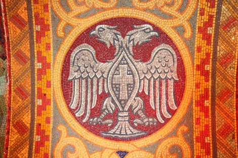 Serbian vaakunassa on kaksipäinen kotka, Bysantin valtakunnan Palaiologos-suvun tunnus.