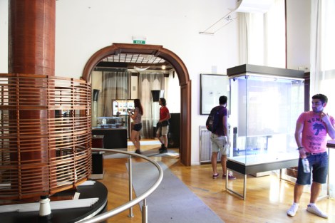 Näyttää tyhjältä, mutta se on harhaa, kulman takana on kymmeniä ihmisiä.