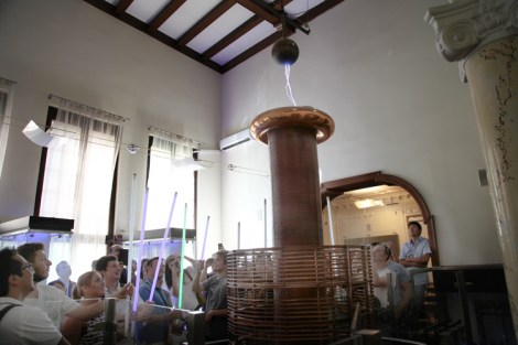 Teslakäämi kipinöi.