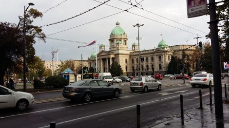 Näkemisiin Belgrad. Kaupunki oli jo omassa vauhdissaan, kun lähdimme. Kuvassa parlamenttitalo hotellin läheisyydessä.
