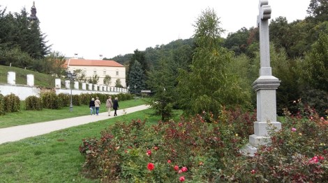 Grgetegin luostariin kävellään kauniin puiston läpi.