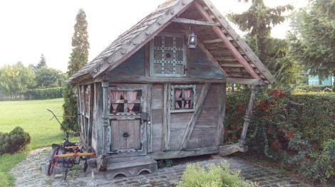 Jelen Salas -ravintolan pihalla on muun muassa näin herttainen mökki.