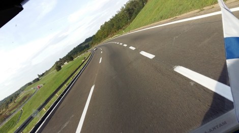 Tien päällä, Suomen lippu matkassa mukana.