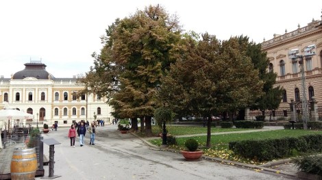 Sremski Karloci, pieni baorkkikaupunki, houkuttelee runsaasti matkailijoita vielä lokakuussakin.