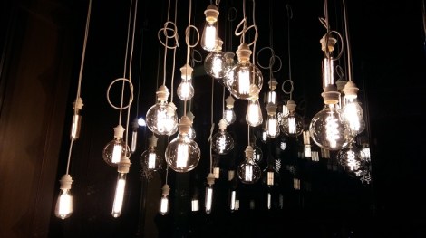 Lamppurivistö Kralja Petra -kadulla, ravintolan ikkunassa.