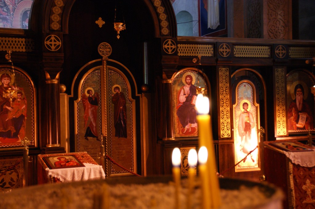 Ikoneja ja tuohuksia Pyhän Savan katderaalissa Belgradissa vuonna 2011.