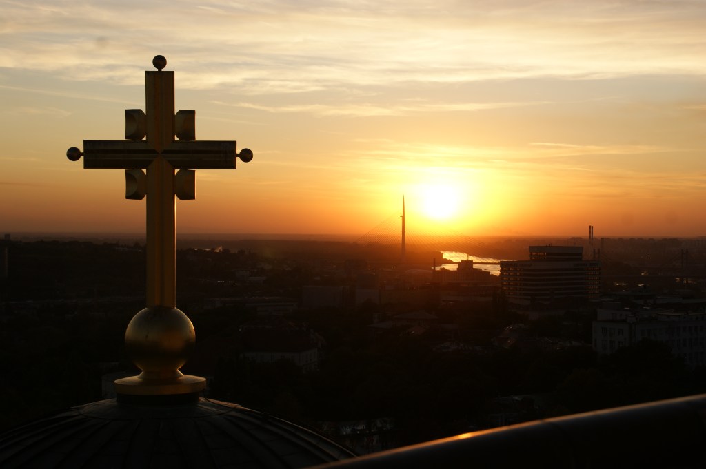 Kultainen risti St Savan katedraalin näköalaparvekkeella auringonlaskun aikaan vuonna 2011.