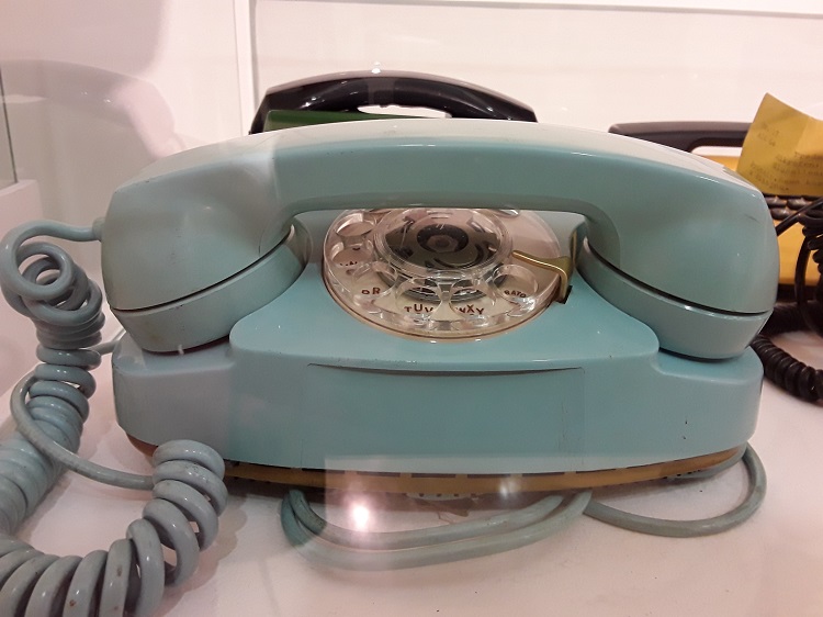 Pöytäpuhelin 1980-luku.